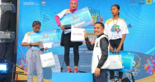 Walikota Palembang, Ratu Dewa memberikan hadiah kepada para pemenang event olahraga tahunan PLN Mobile Color Run 2025 di Benteng Kuto Besak, Minggu (25/5/2025) pagi. Foto: Kominfo Palembang.