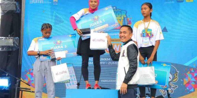 Walikota Palembang, Ratu Dewa memberikan hadiah kepada para pemenang event olahraga tahunan PLN Mobile Color Run 2025 di Benteng Kuto Besak, Minggu (25/5/2025) pagi. Foto: Kominfo Palembang.