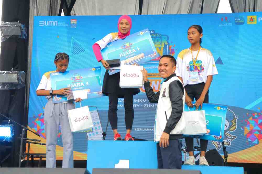 Walikota Palembang, Ratu Dewa memberikan hadiah kepada para pemenang event olahraga tahunan PLN Mobile Color Run 2025 di Benteng Kuto Besak, Minggu (25/5/2025) pagi. Foto: Kominfo Palembang.