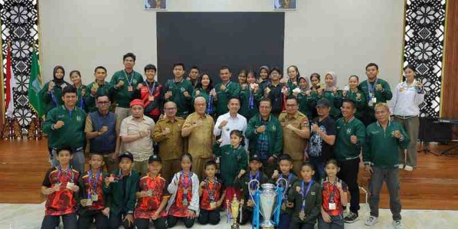 Walikota Palembang, Ratu Dewa menerima kunjungan anggota RDPS Karate Club yang telah berhasil menjadi juara umum Kejuaraan Karate Harukaze Open Piala Bergilir Walikota Palembang tahun 2025, Selasa (29/4/2025). Foto: Kominfo Palembang. Hal ini ia sampaikan saat menerima audiensi RDPS Karate Club di Rumah Dinas Wali Kota, Selasa (29/4/2025).