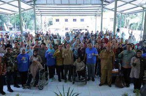 Walikota Palembang, Ratu Dewa bersama warga dan sejumlah pejabat Pemkot launching Program Gladiator di kantor Camat Alang-alang Lebar, Jumat (16/5/2025). Foto: Kominfo Palembang.