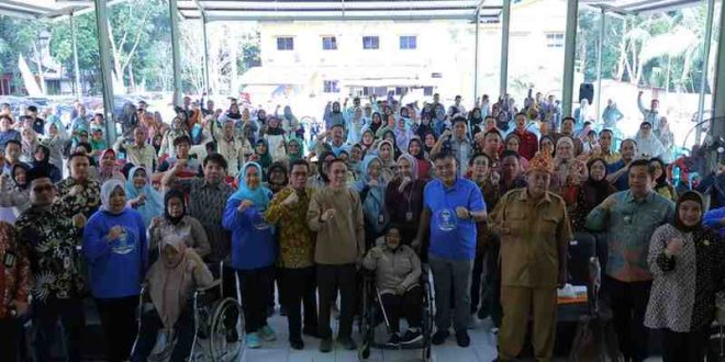 Walikota Palembang, Ratu Dewa bersama warga dan sejumlah pejabat Pemkot launching Program Gladiator di kantor Camat Alang-alang Lebar, Jumat (16/5/2025). Foto: Kominfo Palembang.