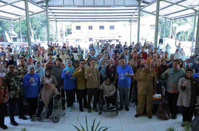 Walikota Palembang, Ratu Dewa bersama warga dan sejumlah pejabat Pemkot launching Program Gladiator di kantor Camat Alang-alang Lebar, Jumat (16/5/2025). Foto: Kominfo Palembang.