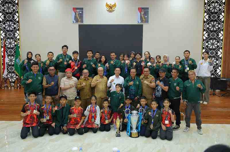 Walikota Palembang, Ratu Dewa menerima kunjungan anggota RDPS Karate Club yang telah berhasil menjadi juara umum Kejuaraan Karate Harukaze Open Piala Bergilir Walikota Palembang tahun 2025, Selasa (29/4/2025). Foto: Kominfo Palembang. Hal ini ia sampaikan saat menerima audiensi RDPS Karate Club di Rumah Dinas Wali Kota, Selasa (29/4/2025).