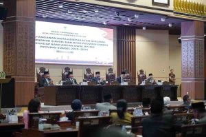 Ketua DPRD Provinsi Sumsel, Andie Dinialdie, SE, MM memimpin rapat paripurna dengan agenda penadatanganan kesepakatan bersama tentang rancangan awal (RPJMD) 2025–2029, Jumat (16/5/2025). Foto: Humas DPRD Sumsel.