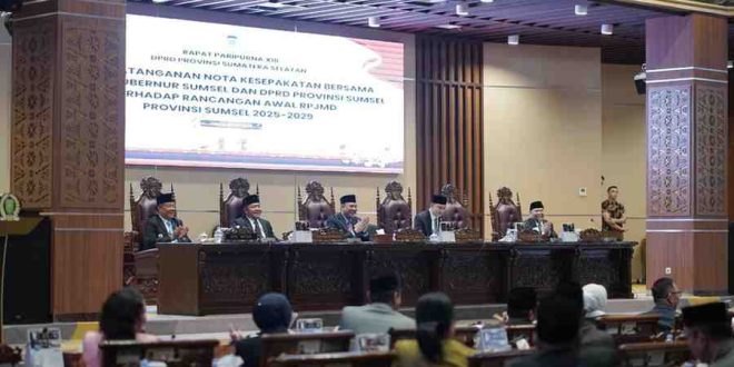 Ketua DPRD Provinsi Sumsel, Andie Dinialdie, SE, MM memimpin rapat paripurna dengan agenda penadatanganan kesepakatan bersama tentang rancangan awal (RPJMD) 2025–2029, Jumat (16/5/2025). Foto: Humas DPRD Sumsel.