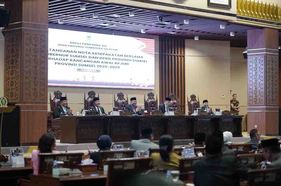 Ketua DPRD Provinsi Sumsel, Andie Dinialdie, SE, MM memimpin rapat paripurna dengan agenda penadatanganan kesepakatan bersama tentang rancangan awal (RPJMD) 2025–2029, Jumat (16/5/2025). Foto: Humas DPRD Sumsel.