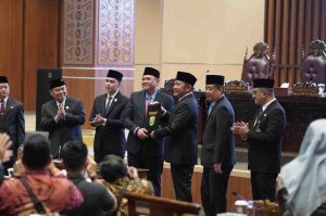 Para pimpinan DPRD Sumsel bersama Gubernur dan Wagub Sumsel, usai penandatanganan kesepakatan atas rancangan awal RPJMPD 2025-2029 pada paripurna DPRD Sumsel, Jumat (16/5/2025). Foto: Humas Pemprov Sumsel.