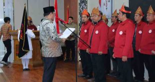 Wakil Walikota Palembang, Prima Salam melantik para pengurus Dewan Kesenian Palembang, Jumat (16/5/2025). Foto: Kominfo Palembang.