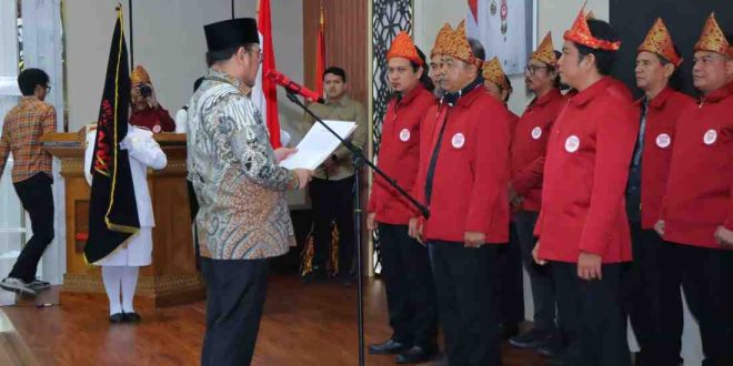 Wakil Walikota Palembang, Prima Salam melantik para pengurus Dewan Kesenian Palembang, Jumat (16/5/2025). Foto: Kominfo Palembang.