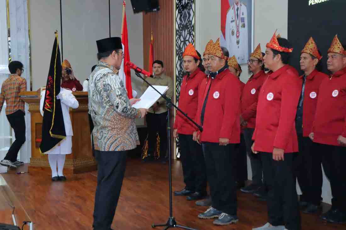 Wakil Walikota Palembang, Prima Salam melantik para pengurus Dewan Kesenian Palembang, Jumat (16/5/2025). Foto: Kominfo Palembang.