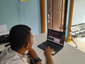 Ilustrasi -- Warga desa sudah bisa mengakses internet dengan lancar, termasuk membuka website desa. Foto: Dok Kominfo Muba.