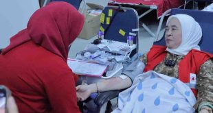 Ketua PMI Kota Palembang Dewi Sastrani ikut donor darah di Universitas Tridinanti, Palembang, Sabtu (17/5/2025). Foto: Kominfo Palembang.