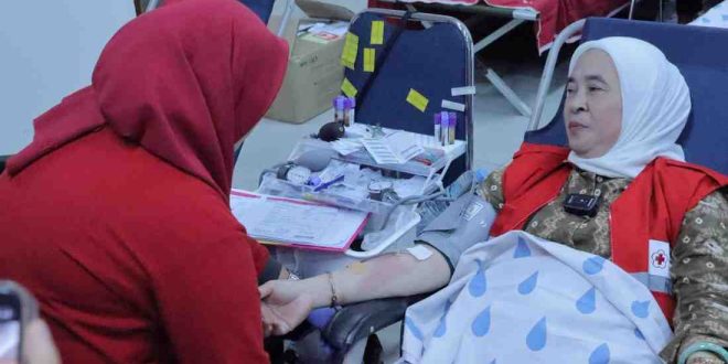 Ketua PMI Kota Palembang Dewi Sastrani ikut donor darah di Universitas Tridinanti, Palembang, Sabtu (17/5/2025). Foto: Kominfo Palembang.