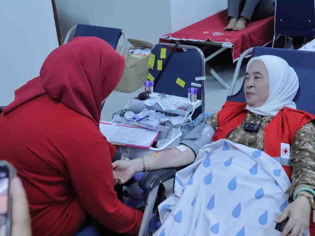 Ketua PMI Kota Palembang Dewi Sastrani ikut donor darah di Universitas Tridinanti, Palembang, Sabtu (17/5/2025). Foto: Kominfo Palembang.