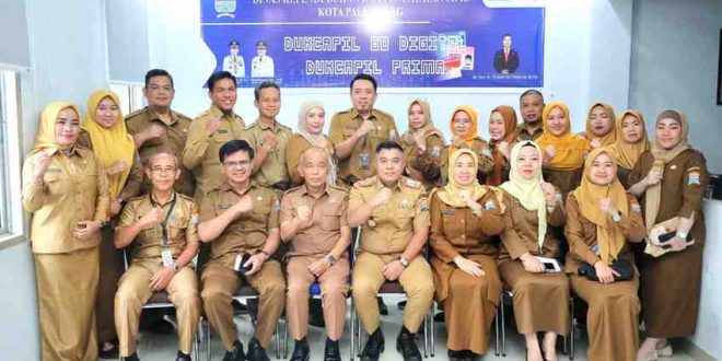 Sekda Kota Palembang Aprizal Hasyim saat mengunjungi Disdukcapil Palembang, Senin (19/5/2025). Foto: Kominfo Palembang.