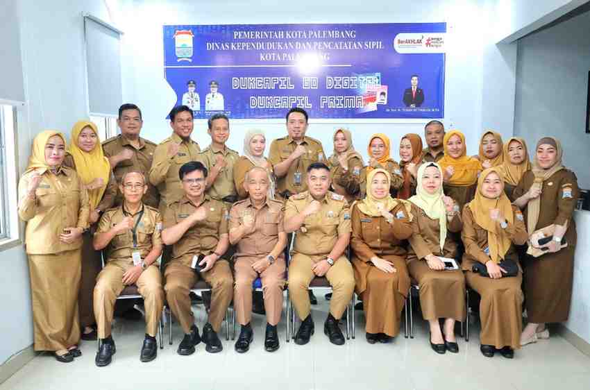 Sekda Kota Palembang Aprizal Hasyim saat mengunjungi Disdukcapil Palembang, Senin (19/5/2025). Foto: Kominfo Palembang.
