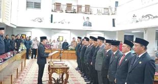 Walikota Palembang, Ratu Dewa melantik dan mengambil sumpah 12 kepala dinas, asisten, dan staf ahli Pemkot Palembang, Jumat (16/5/2025). Foto: Sumselheadline/Pitria.