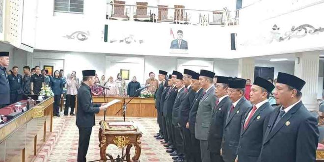 Walikota Palembang, Ratu Dewa melantik dan mengambil sumpah 12 kepala dinas, asisten, dan staf ahli Pemkot Palembang, Jumat (16/5/2025). Foto: Sumselheadline/Pitria.