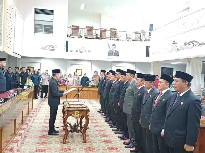 Walikota Palembang, Ratu Dewa melantik dan mengambil sumpah 12 kepala dinas, asisten, dan staf ahli Pemkot Palembang, Jumat (16/5/2025). Foto: Sumselheadline/Pitria.