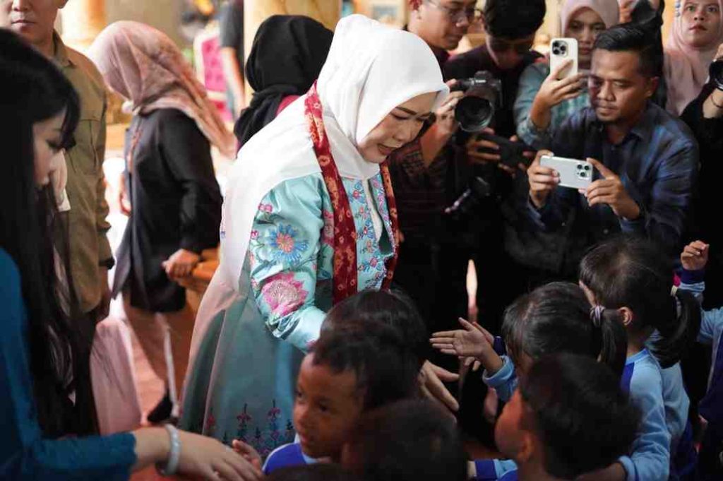 Ketua Tim Penggerak (TP) Pemberdayaan dan Kesejahteraan Keluarga (PKK) sekaligus Pembina Pos Layanan Terpadu (Posyandu) Sumatera Selatan (Sumsel) Hj Febrita Lustia HD memberikan Pembinaan kepada 2 Posyandu di Kota Palembang, Sabtu (17/5/2025). Foto: Humas Pemprov Sumsel.