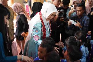 Ketua Tim Penggerak (TP) Pemberdayaan dan Kesejahteraan Keluarga (PKK) sekaligus Pembina Pos Layanan Terpadu (Posyandu) Sumatera Selatan (Sumsel) Hj Febrita Lustia HD memberikan Pembinaan kepada 2 Posyandu di Kota Palembang, Sabtu (17/5/2025). Foto: Humas Pemprov Sumsel.