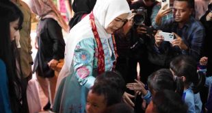Ketua Tim Penggerak (TP) Pemberdayaan dan Kesejahteraan Keluarga (PKK) sekaligus Pembina Pos Layanan Terpadu (Posyandu) Sumatera Selatan (Sumsel) Hj Febrita Lustia HD memberikan Pembinaan kepada 2 Posyandu di Kota Palembang, Sabtu (17/5/2025). Foto: Humas Pemprov Sumsel.