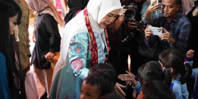 Ketua Tim Penggerak (TP) Pemberdayaan dan Kesejahteraan Keluarga (PKK) sekaligus Pembina Pos Layanan Terpadu (Posyandu) Sumatera Selatan (Sumsel) Hj Febrita Lustia HD memberikan Pembinaan kepada 2 Posyandu di Kota Palembang, Sabtu (17/5/2025). Foto: Humas Pemprov Sumsel.