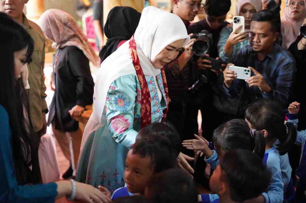 Ketua Tim Penggerak (TP) Pemberdayaan dan Kesejahteraan Keluarga (PKK) sekaligus Pembina Pos Layanan Terpadu (Posyandu) Sumatera Selatan (Sumsel) Hj Febrita Lustia HD memberikan Pembinaan kepada 2 Posyandu di Kota Palembang, Sabtu (17/5/2025). Foto: Humas Pemprov Sumsel.