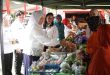 Febrita Lustia tampak ikut belanja di Pasar Murah dalam rangka HUT Provinsi Sumsel di halaman Dinas Ketahanan Pangan, Rabu (14/5/2025). Foto: Humas Pemprov Sumsel.