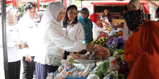 Febrita Lustia tampak ikut belanja di Pasar Murah dalam rangka HUT Provinsi Sumsel di halaman Dinas Ketahanan Pangan, Rabu (14/5/2025). Foto: Humas Pemprov Sumsel.
