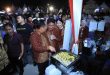 Gubernur Sumsel Herman Deru dan Wagub Cik Ujang melihat sejumlah stand yang hadir di Festival Sriwijaya di pelataran Monpera Palembang, Jumat (16/5/2025) malam. Foto: Humas Pemprov Sumsel.
