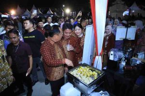 Gubernur Sumsel Herman Deru dan Wagub Cik Ujang melihat sejumlah stand yang hadir di Festival Sriwijaya di pelataran Monpera Palembang, Jumat (16/5/2025) malam. Foto: Humas Pemprov Sumsel.