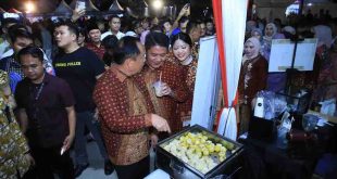 Gubernur Sumsel Herman Deru dan Wagub Cik Ujang melihat sejumlah stand yang hadir di Festival Sriwijaya di pelataran Monpera Palembang, Jumat (16/5/2025) malam. Foto: Humas Pemprov Sumsel.