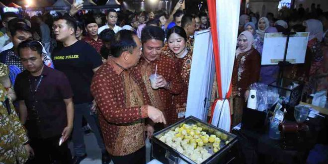Gubernur Sumsel Herman Deru dan Wagub Cik Ujang melihat sejumlah stand yang hadir di Festival Sriwijaya di pelataran Monpera Palembang, Jumat (16/5/2025) malam. Foto: Humas Pemprov Sumsel.