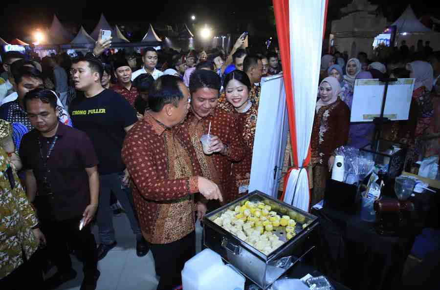 Gubernur Sumsel Herman Deru dan Wagub Cik Ujang melihat sejumlah stand yang hadir di Festival Sriwijaya di pelataran Monpera Palembang, Jumat (16/5/2025) malam. Foto: Humas Pemprov Sumsel.