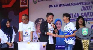 Gubernur Sumsel, Herman Deru hadir pada senam dan jalan santai bersama di halaman Kantor Gubernur Sumsel, Jumat (9/5/2025) pagi. Foto: Humas Pemprov Sumsel.