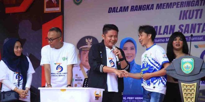 Gubernur Sumsel, Herman Deru hadir pada senam dan jalan santai bersama di halaman Kantor Gubernur Sumsel, Jumat (9/5/2025) pagi. Foto: Humas Pemprov Sumsel.