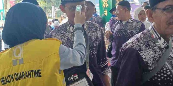 Para jemaah haji asal OKU Timur diperiksa kesehatan saat tiba di Asrama Haji Palembang, Jumat (2/5/2025). Foto: Sumselheadline/Pitria.
