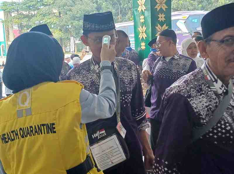 Para jemaah haji asal OKU Timur diperiksa kesehatan saat tiba di Asrama Haji Palembang, Jumat (2/5/2025). Foto: Sumselheadline/Pitria.