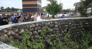 Gubernur Sumsel, Herman Deru meninjau lkasi latihan lontar jumroh di Asramah Haji Palembang, Kamis (1/5/2025). Foto: Humas Pemprov Sumsel.
