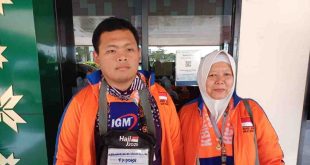 Muhammad Nanda Naufaliandra bersama ibunya yang tergabung dalam kloter 9 Embarkasih Haji Palembang. Foto: Sumselheadline/Pitria.