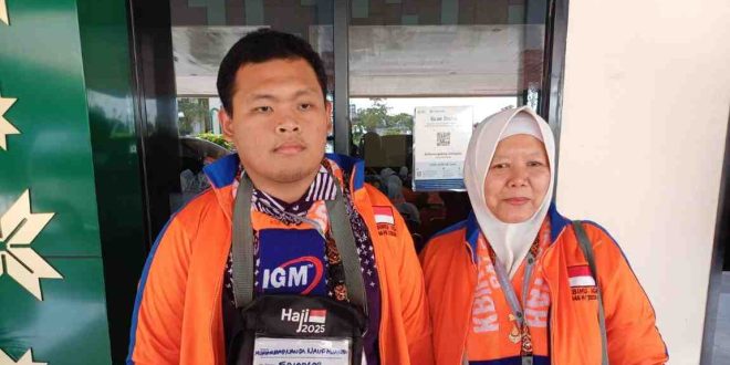 Muhammad Nanda Naufaliandra bersama ibunya yang tergabung dalam kloter 9 Embarkasih Haji Palembang. Foto: Sumselheadline/Pitria.