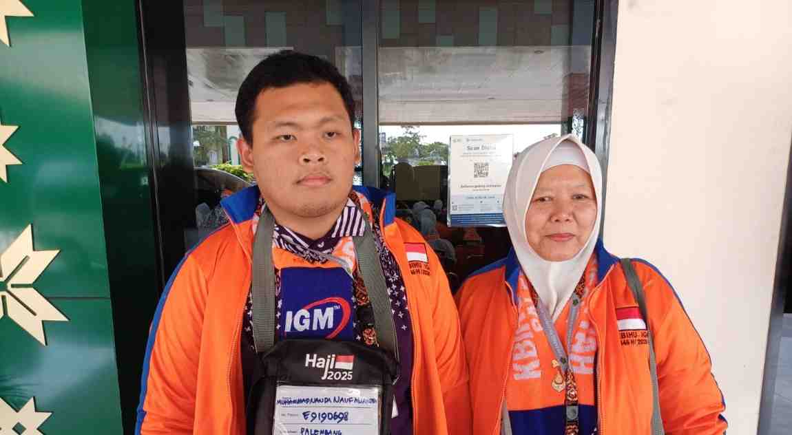Muhammad Nanda Naufaliandra bersama ibunya yang tergabung dalam kloter 9 Embarkasih Haji Palembang. Foto: Sumselheadline/Pitria.