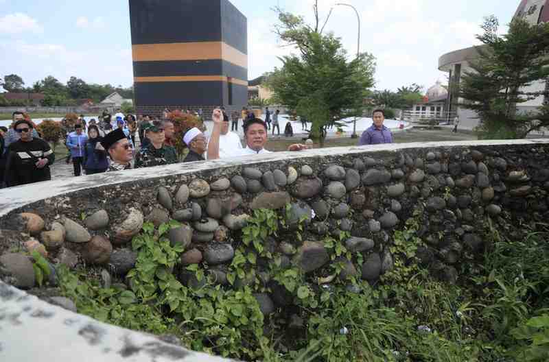 Gubernur Sumsel, Herman Deru meninjau lkasi latihan lontar jumroh di Asramah Haji Palembang, Kamis (1/5/2025). Foto: Humas Pemprov Sumsel.