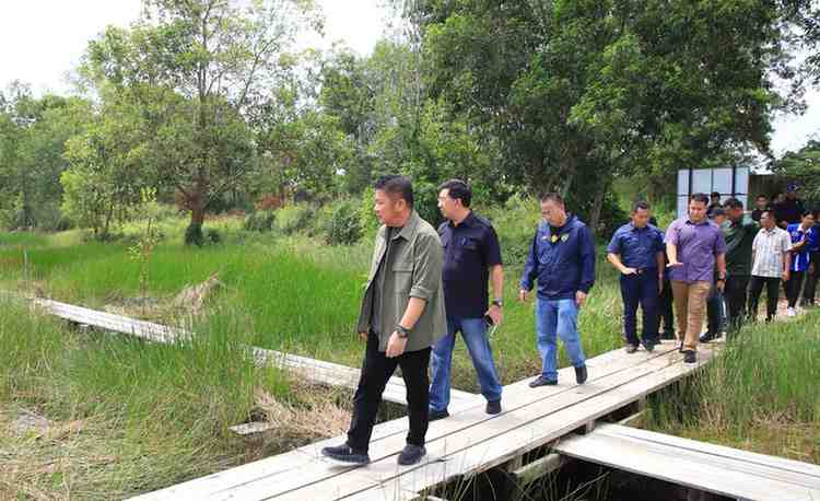 Gubernur Sumsel, Herman Deru meninjau lokasi lintasan Drag Race dan Road Race di Jakabaring Sport City (JSC), Palembang, Senin (12/5/2025). Foto: Humas Pemprov Sumsel.