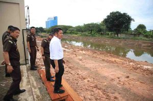 Gubernur Sumsel Herman Deru bersama Kajati Sumsel meninjau lokasi rencana RS Adhiyaksa di Jakabaring, Senin (26/5/2025). Foto: Humas Pemprov Sumsel.