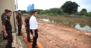 Gubernur Sumsel Herman Deru bersama Kajati Sumsel meninjau lokasi rencana RS Adhiyaksa di Jakabaring, Senin (26/5/2025). Foto: Humas Pemprov Sumsel.
