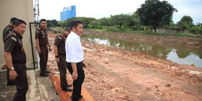 Gubernur Sumsel Herman Deru bersama Kajati Sumsel meninjau lokasi rencana RS Adhiyaksa di Jakabaring, Senin (26/5/2025). Foto: Humas Pemprov Sumsel.