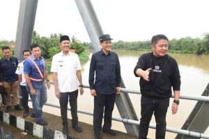 Gubernur Sumsel Herman Deru saat meninjau jalan yang menghubungkan Muaraenim-PALI, Selasa (13/5/2025). Foto: Humas Pemprov Sumsel.
